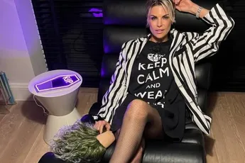 Tanja Dexters speelt een potje tennis... Maar kijkers hebben vooral oog voor twee andere stuiterende 'ballen' (video)