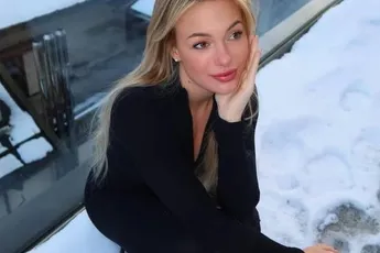 /dames/zo-heet-dat-de-sneeuw-ervan-smelt-blonde-godin-nina-combineert-wintersport-badpak-en-bikini-fotos