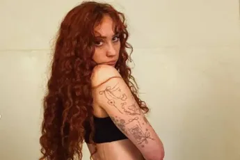 /dames/chappell-roan-breekt-de-stilte-na-gigantische-ophef-over-haar-tepeljurk-op-de-grammys-is-dit-schokkend-fotos