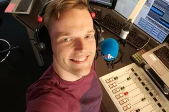 /actua/radiopresentator-tom-de-cock-doet-opvallende-onthulling-over-zijn-seksleven-mijn-man-weet-wat-hij-eerst-moet-doen