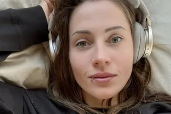 /dames/das-een-keer-iets-anders-en-redelijk-heet-charlotte-de-witte-verruilt-haar-koptelefoon-voor-een-leuke-bikini-fotos