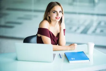 "Ik krijg pikante uitdagingen van mijn baas... Als ik erin slaag, word ik daarvoor beloond... in natura!"