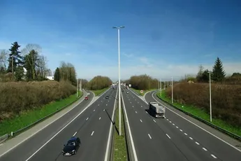/actua/nieuwe-snelheidsregel-kan-belgische-bestuurders-veel-geld-kosten-rijgedrag-aanpassen-is-de-boodschap