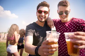 /actua/je-gaat-op-festival-met-de-maten-dit-zijn-de-11-essentials-die-ge-echt-nodig-hebt