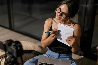 /actua/van-tiktok-challenges-tot-online-reviews-hoe-popcultuur-onze-keuzes-beinvloedt