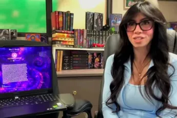 Sarah (41) legt uit hoe het is om 'van bil te gaan' met haar AI-vriendje: "Hij koopt ook pikante speeltjes voor mij"