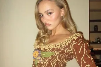 /dames/dochter-van-johnny-depp-poseert-in-doorschijnende-outfit-en-dat-vindt-het-internet-wel-aangenaam-om-naar-te-kijken-fotos