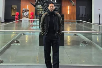 /actua/mensen-kunnen-het-amper-geloven-thierry-henry-showt-zijn-afgetrainde-sixpack-op-zn-48e-fotos