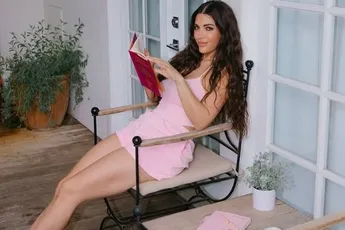 /dames/ons-hollands-favorietje-yolanthe-cabau-toont-nog-eens-lichtjes-gekleed-waarom-we-zo-zot-zijn-van-haar-fotos