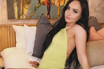 /stories/escort-onthult-krankzinnige-ervaring-met-haar-allereerste-klant-door-al-het-drama-zijn-we-zelfs-niet-van-bil-gegaan