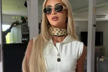 'Knapste voetbalster ter wereld' verkast naar Leicester, maar haar 'gepeperde' rode jurk is hét nieuws van de dag (foto's)