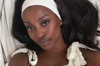 Jennifer Heylen probeert de show te stelen op de rode loper... maar vooral haar twee 'assets' gaan met de aandacht lopen