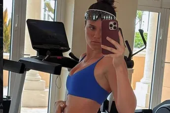 /dames/poolstokspringster-alysha-newman-ook-een-ster-op-18-websites-poseert-een-paar-keer-met-een-minimum-aan-kleren