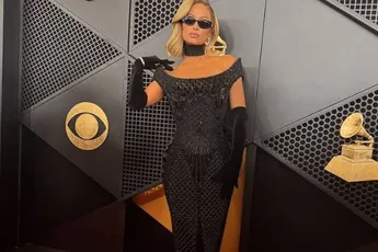 /dames/paris-hilton-poseert-in-haar-geboortekostuum-en-de-beelden-worden-nu-al-legendarisch-genoemd-onwezenlijk