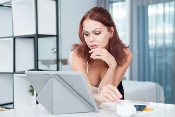 "De meeting verliep zoals elke dag... Maar plots deed mijn baas mijn slipje uit en tilde me op zijn bureau!"