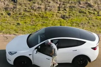 /wheels/man-test-zelfsturend-vermogen-van-tesla-met-neppe-muur-en-het-resultaat-is-redelijk-rampzalig