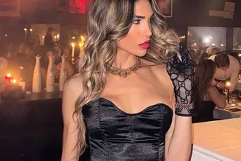 /dames/vlaamse-diamant-en-voormalige-miss-sport-laura-toont-zich-in-een-strakke-bodysuit-en-das-eigenlijk-pure-kunst