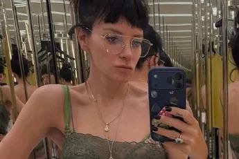 Lily Allen gooit al haar kleren uit en dat zorgt wel voor een stormpje op Instagram (foto's)