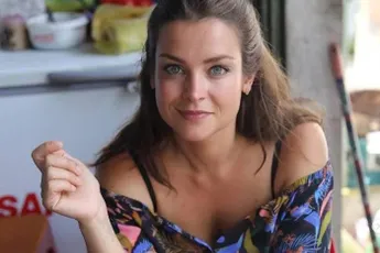 /dames/hollandse-keukenprinses-miljuschka-witzenhausen-gooit-al-haar-kleren-uit-en-laat-zich-letterlijk-vereeuwigen-video