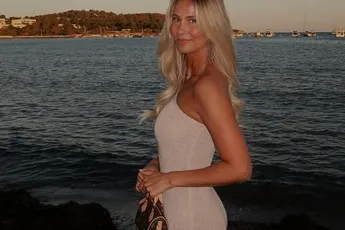 Metejoor 'de grootste gelukzak op aarde' gedoopt nadat Celine Van Ouytsel poseert in lingerie (foto's)