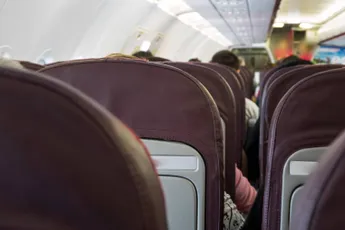 Zoveel wordt er écht 'gevogeld' aan boord van een vliegtuig - en dit gebeurt er als je betrapt wordt