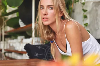 /lifestyle/gen-z-vrouwen-onthullen-waarom-ze-massaal-op-oudere-mannen-vallen-en-het-heeft-niks-met-sugar-daddies-te-maken