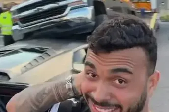 /actua/heftige-beelden-tonen-moment-waarop-pickup-truck-een-lamborghini-van-250000-dollar-verplettert-terwijl-de-bestuurder-erin-zit