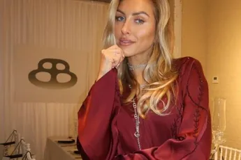 Jill Cnudde pakt uit met een uitdagende jurk... waarbij er 'iets komt piepen' (foto's)