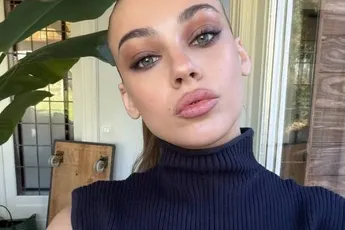 /dames/valentine-een-van-de-vriendinnen-van-ruben-van-gucht-poseert-met-zeer-weinig-kleren-om-het-lijf-fotos