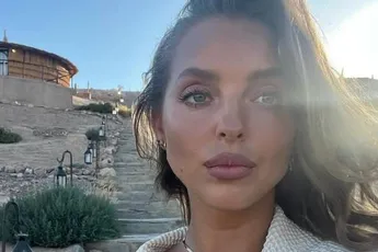 /dames/luna-stevens-trekt-een-bikini-aan-en-laat-ons-close-up-meegenieten-van-haar-geweldige-rondingen-fotos