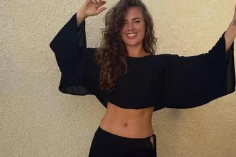 Bloedhete Femke Postma in een 'spannend' sportpakje én in bikini... daar kun je uren naar zitten staren! (foto's)