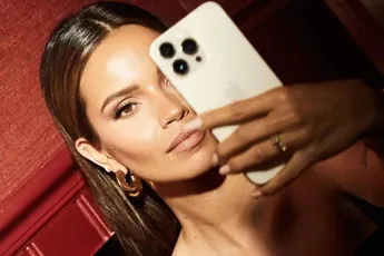 Monica Geuze maakt reclame voor kokoswater... maar iedereen is afgeleid door haar twee kokosnoten (video)