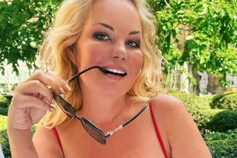 /dames/lesley-ann-poppe-wordt-dom-genoemd-en-antwoordt-op-de-kritiek-met-twee-gepeperde-fotos