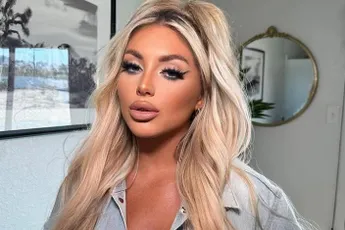 /dames/kayley-was-ooit-beroepsmilitair-nu-bombardeert-ze-ons-vooral-met-waanzinnige-kiekjes-van-haar-kroonjuwelen