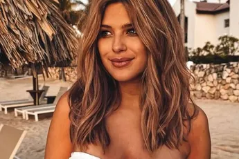 /dames/hoogzwangere-amy-courtens-toont-zich-in-lingerie-en-bikini-wat-een-knappe-beelden-bijna-kunst