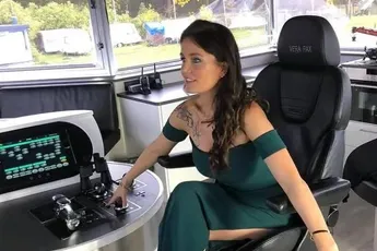 /dames/bootje-varen-met-schipper-iris-is-toch-net-dat-tikkeltje-anders-dan-met-pakweg-captain-haddock-fotos