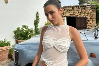 Niet alleen Dua Lipa is 'hotter than hell', ook haar zus Rina is een ferme brok... Zeker in doorschijnende outfit! (foto's)