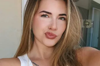/dames/populairste-nederlandse-influencer-pakt-in-bikini-nog-eens-uit-met-haar-veelbesproken-borstvergroting-fotos