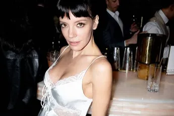 /dames/zangeres-lily-allen-is-niet-alleen-een-ster-op-het-podium-maar-ook-in-een-outfit-waarbij-ze-wel-heel-veel-laat-zien