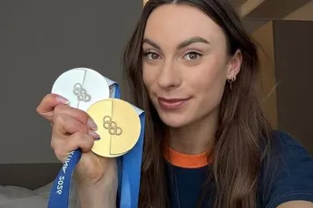 Olympische schaatskampioene Femke Kok pakt uit met een 'lichtjes geklede' fotoshoot waar het ijs van smelt
