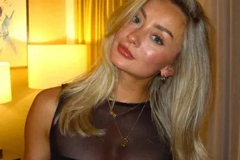 /dames/vlaamse-fitnessbom-chanelle-past-wat-nieuwe-fitnessoutfits-en-aan-de-achtergevel-zit-het-als-gegoten