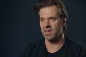 Topkok Sergio Herman geflitst tegen 110 km/u waar je 50 mag, maar is toch rijbewijs niet kwijt... Hoe kan dat!?