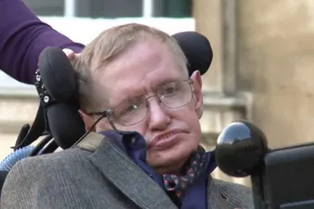 /actua/de-ijzingwekkende-voorspelling-van-stephen-hawking-over-het-einde-van-de-wereld-het-komt-steeds-dichterbij