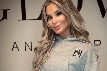 Vlaamse 'Mrs Worldwide' Deborah toont in een tennispakje waarom ze haar titel niet gestolen heeft (foto's)