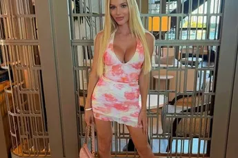 Een gênante onenightstand en hete lingeriekiekjes: blonde bom Dasha is sowieso spektakel gegarandeerd!