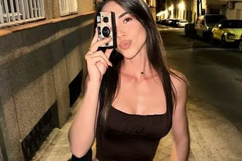 /dames/ooit-bijna-miss-belgie-nu-heter-dan-een-bbq-waalse-knapperd-malissia-gooit-weer-gezellig-wat-kleren-uit