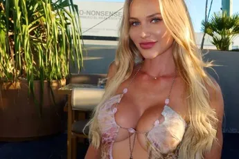 /stories/tuinmannen-beleven-dag-van-hun-leven-wanneer-dasha-haar-raam-laat-openstaan-tijdens-stomende-vrijpartij