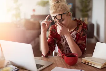 /stories/vrouw-kan-hitsige-collega-niet-meer-aan-legt-zijn-worst-op-mijn-bureau-en-vraagt-of-ik-ze-tussen-een-broodje-wil
