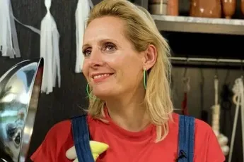 /dames/lekker-lekker-chef-sofie-dumont-ziet-er-smakelijk-uit-in-bikini-en-badpak-fotos