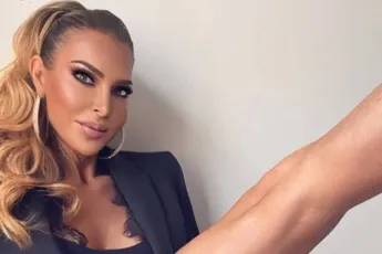 /dames/annelies-uit-the-real-housewives-showt-haar-eindeloze-benen-en-laat-onder-haar-rok-gluren-fotos